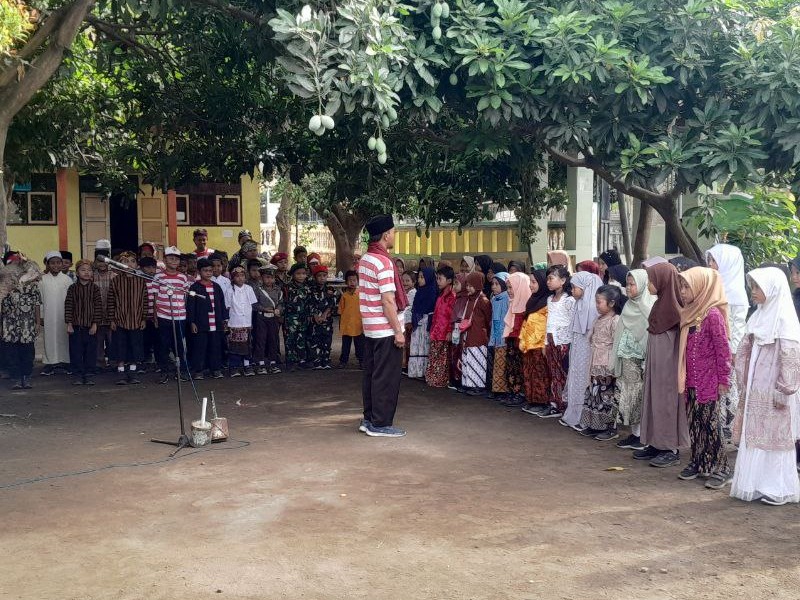 Gelar Apel Peringatan Hari Sumpah Pemuda ke-97, SD Negeri 1 Wringinanom Bangun Semangat Kebangsaan Sejak Dini
