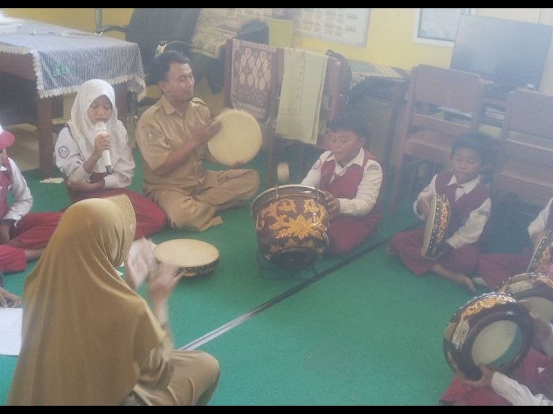 Semarak HUT ke-81 RI, SD Negeri 1 Wringinanom Gelar Aneka Lomba dan Pawai Budaya