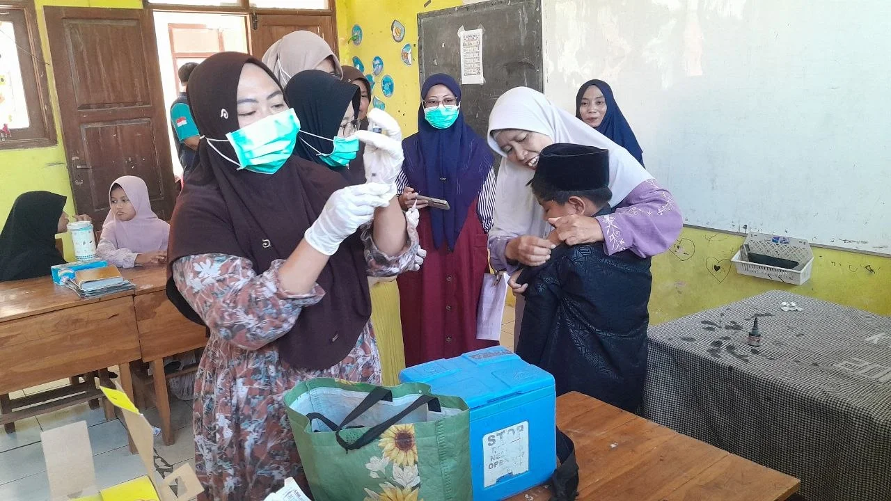 Pelaksanaan Bulan Imunisasi Anak Sekolah (BIAS) di SD Negeri 1 Wringinanom